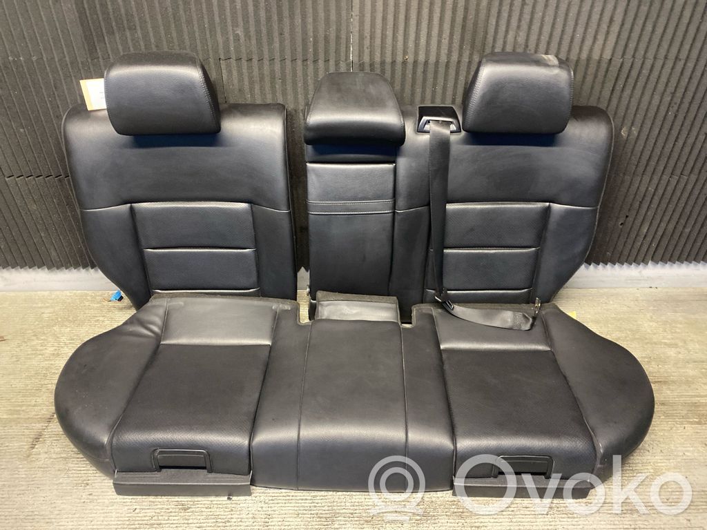 Mercedes-Benz E W212 Takaistuin 