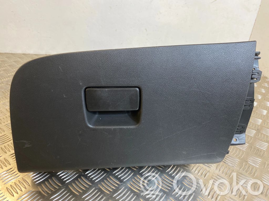 Handschuhfach   39046541,888403685,2691831,13594479