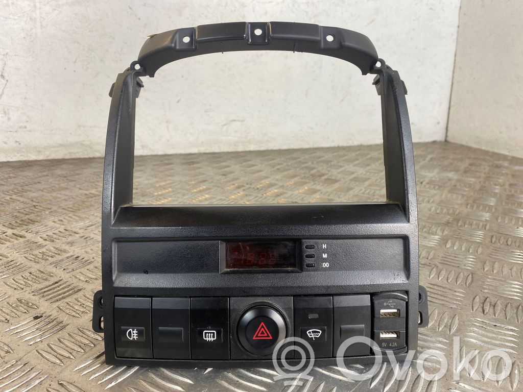 KIA Sorento Radio/GPS head unit trim 