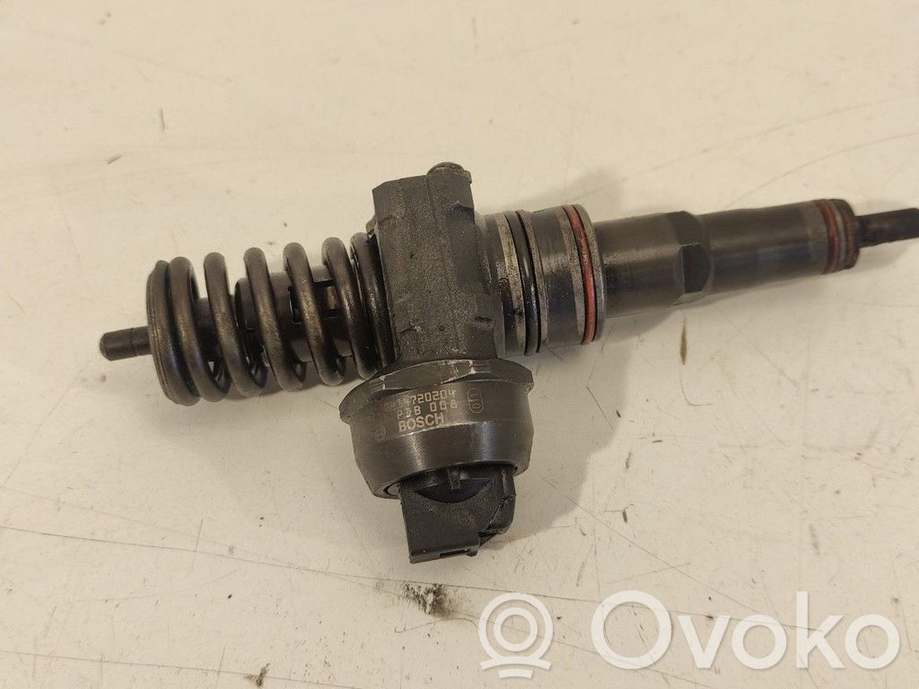 Audi A4 S4 B6 8E 8H Polttoainesuutin 