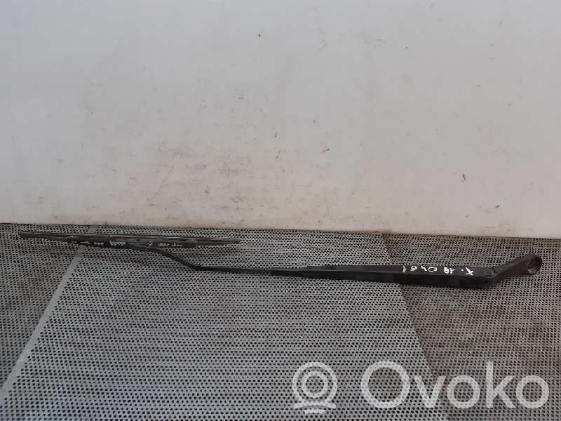 Front wiper blade arm