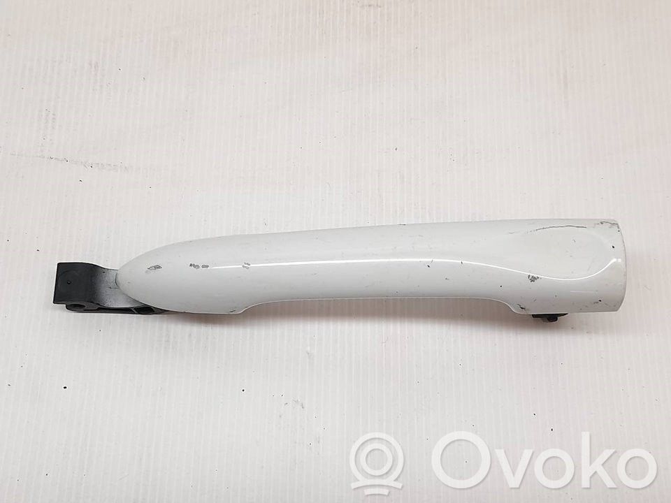 Manecilla externa puerta delantera