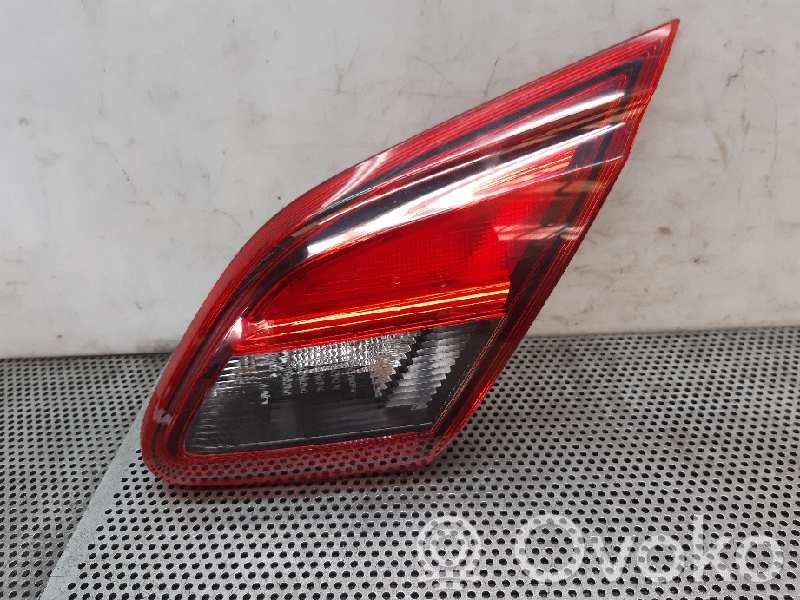 Opel Corsa E Aizmugurējais lukturis pārsegā 