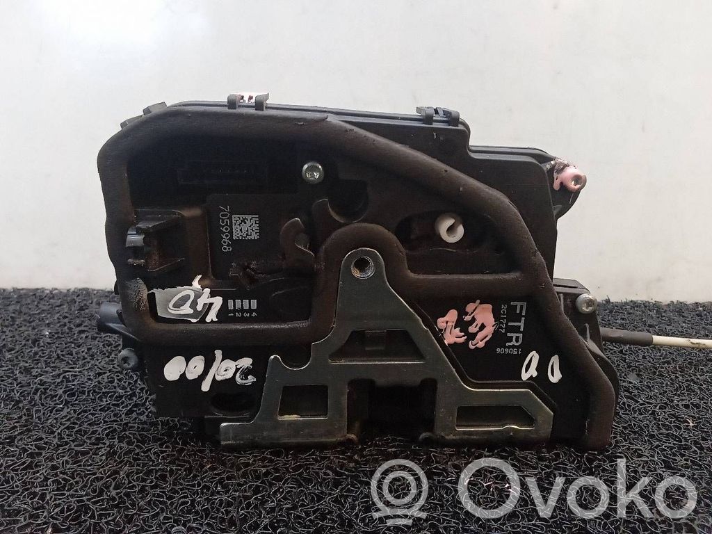Front door lock   7059968