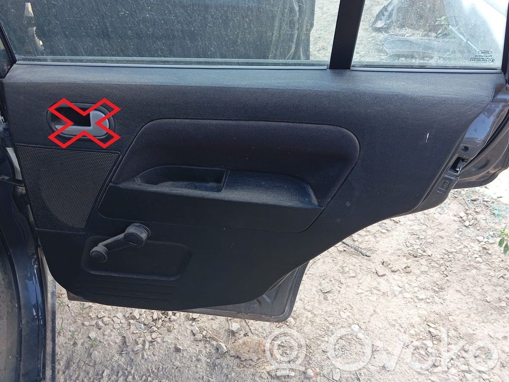 Moldura del tarjetero de la puerta trasera