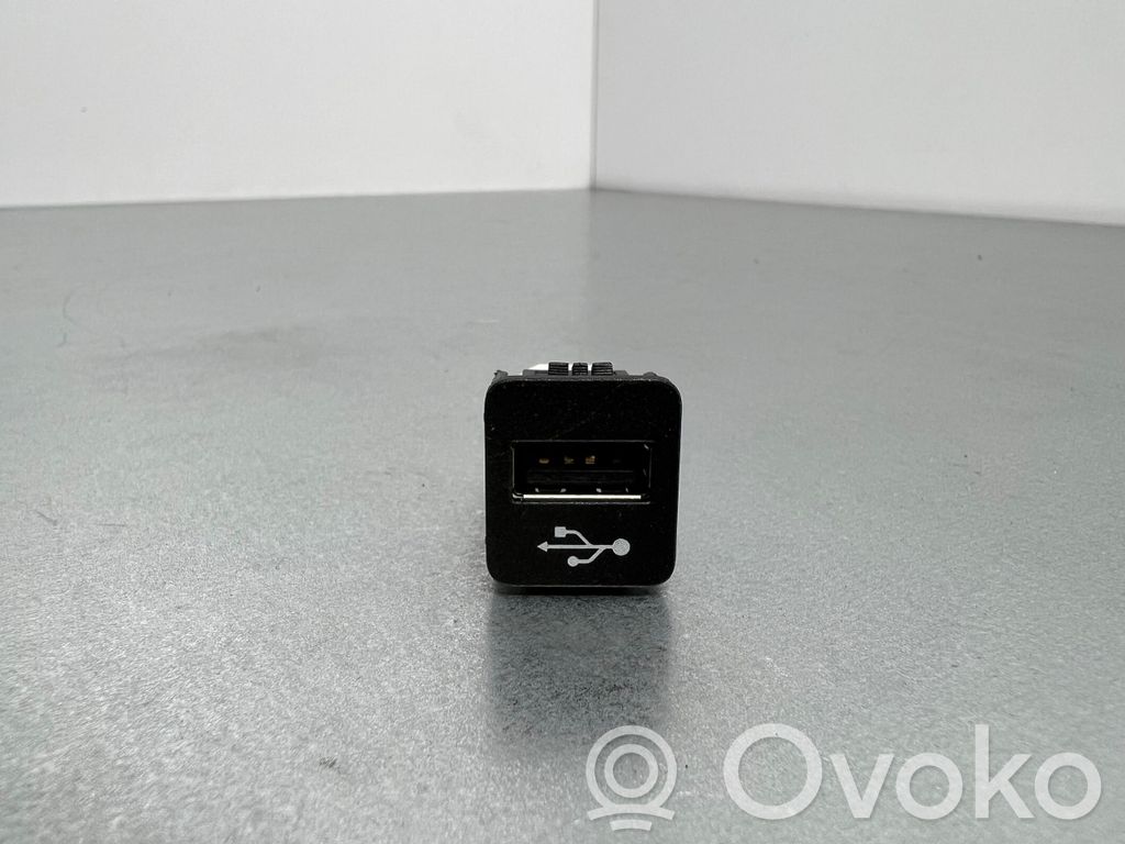 BMW 3 G20 G21 USB jungtis 