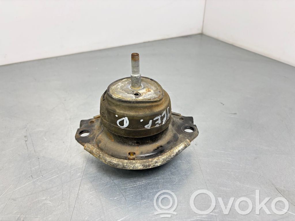 Jeep Grand Cherokee Engine mount bracket 