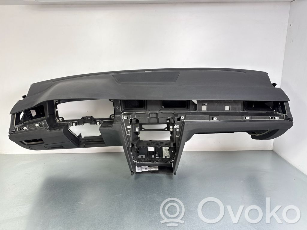 Volkswagen PASSAT B8 Deska rozdzielcza 