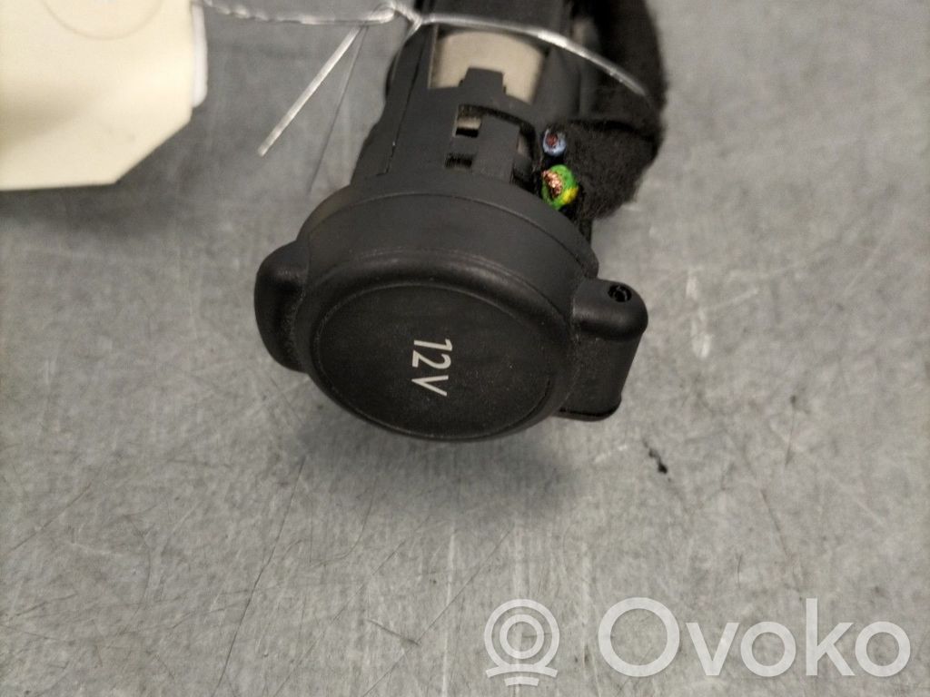 Peugeot 208 I Mechero del coche 