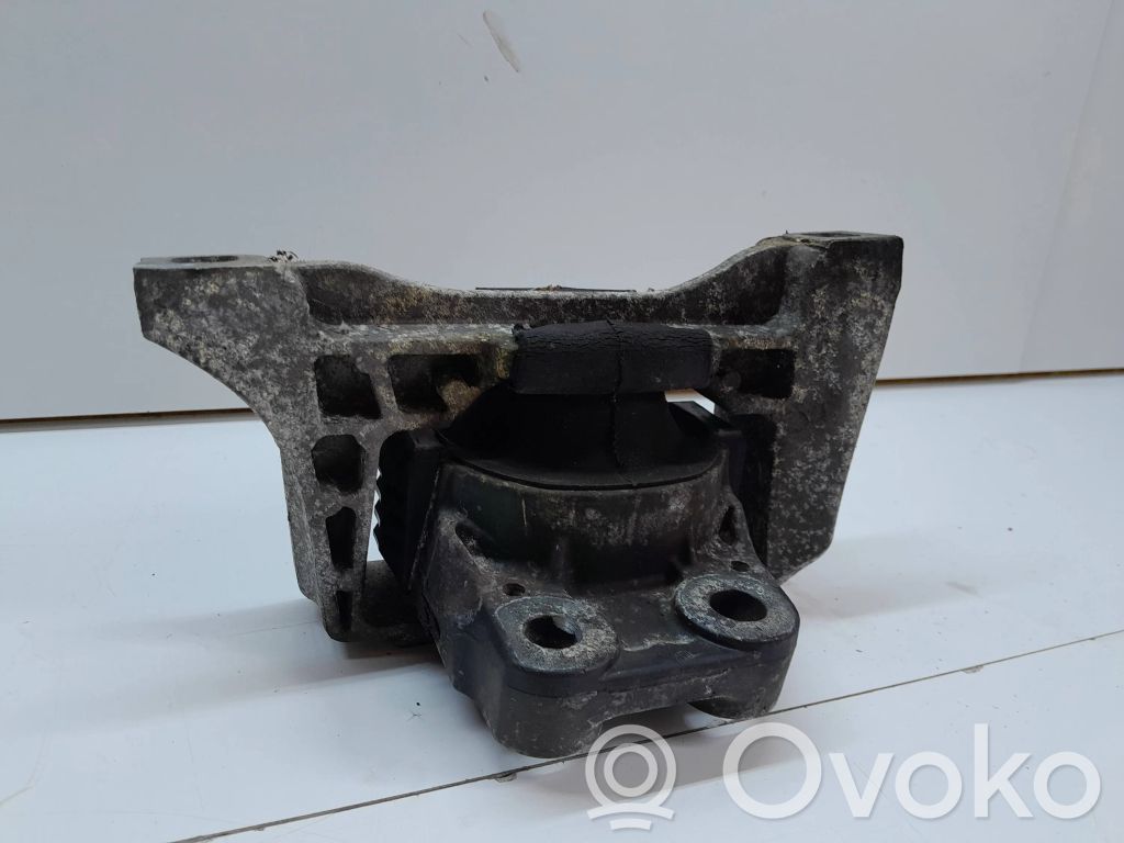 Volvo V50 Engine mount bracket 