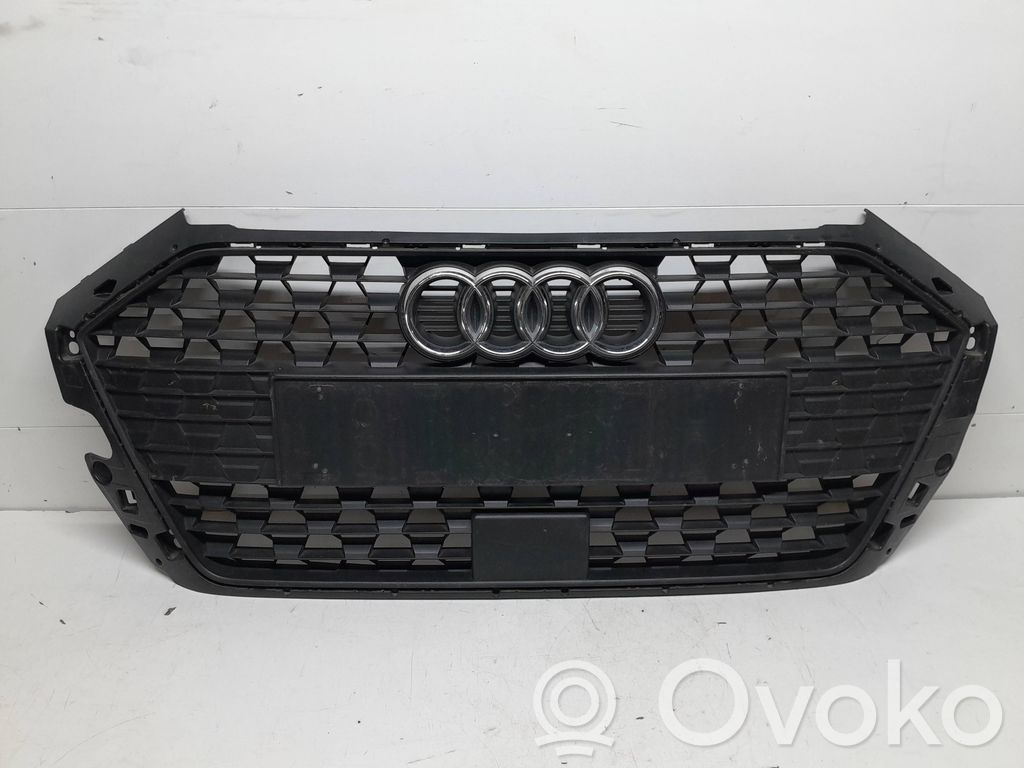 Audi A1 Grotelės viršutinės 
