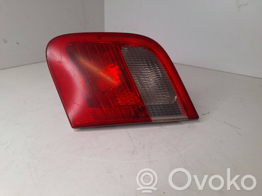 BMW 3 E46 Galinis žibintas dangtyje 