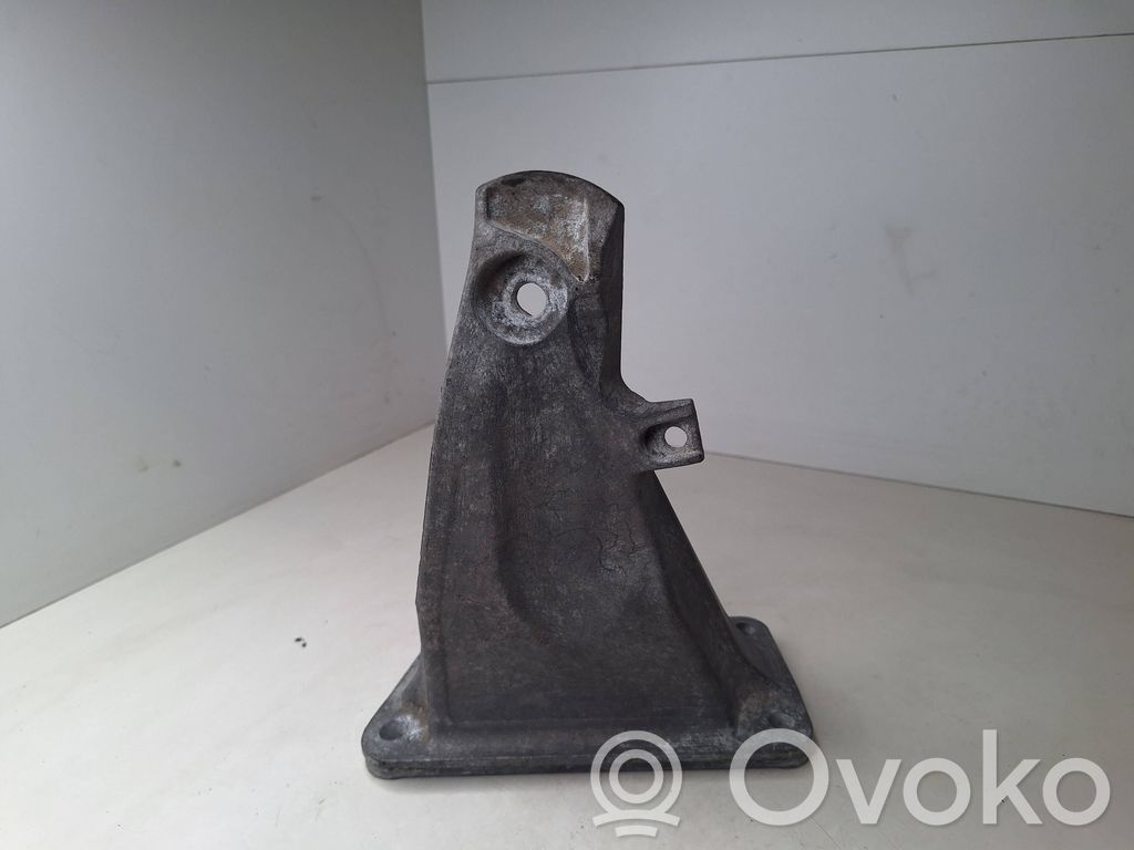 Engine mount bracket   6758420,6727,13807410