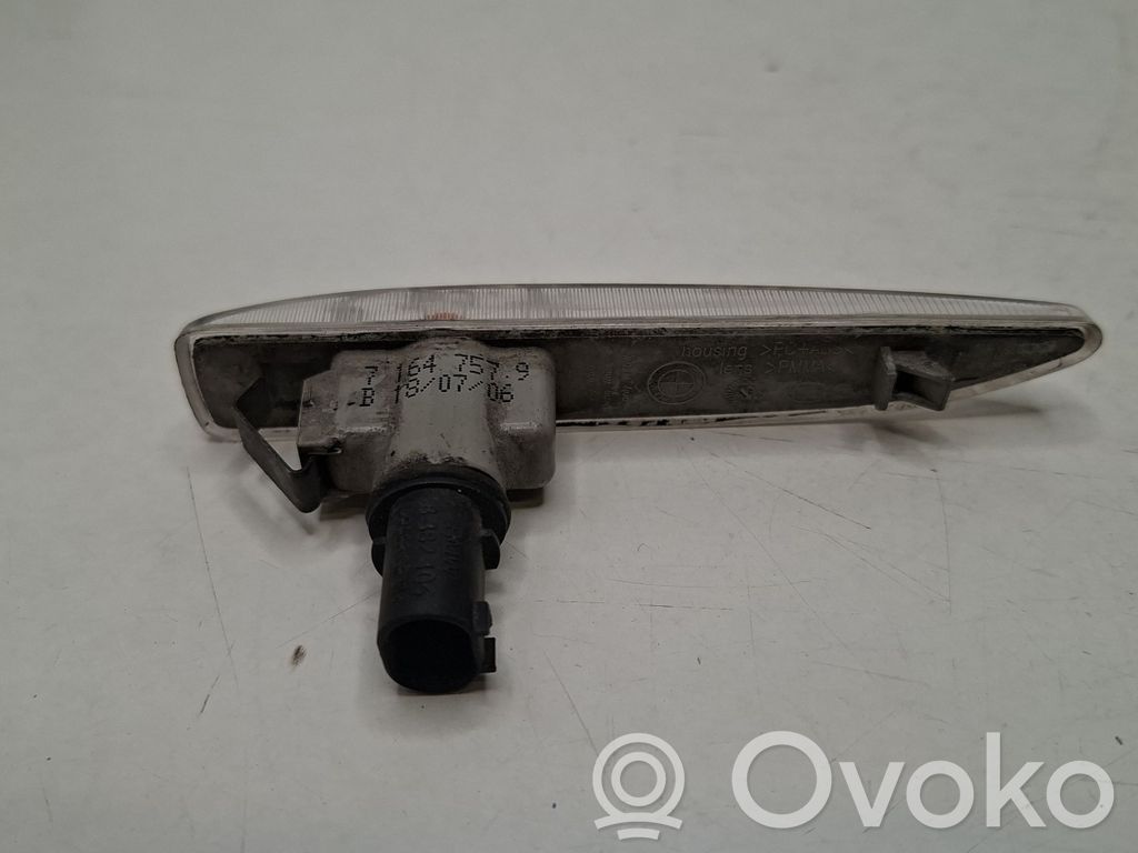 Front fender indicator light   7164757