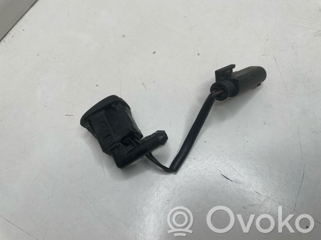 BMW 5 E39 Windshield washer spray nozzle 