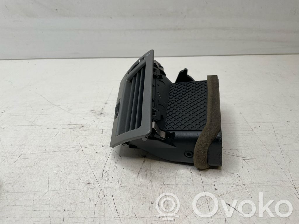 BMW 7 E65 E66 Kojelaudan sivutuuletussuuttimen kehys 