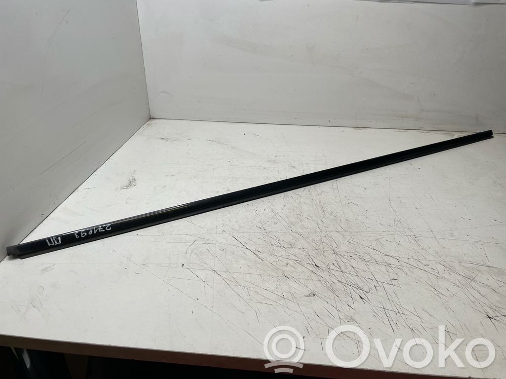 BMW 3 E92 E93 Priekinių durų stiklo apdaila 