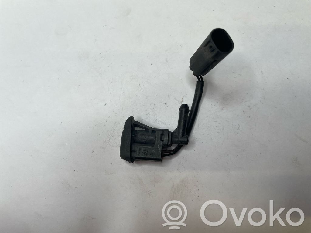 Windshield washer spray nozzle   7056731