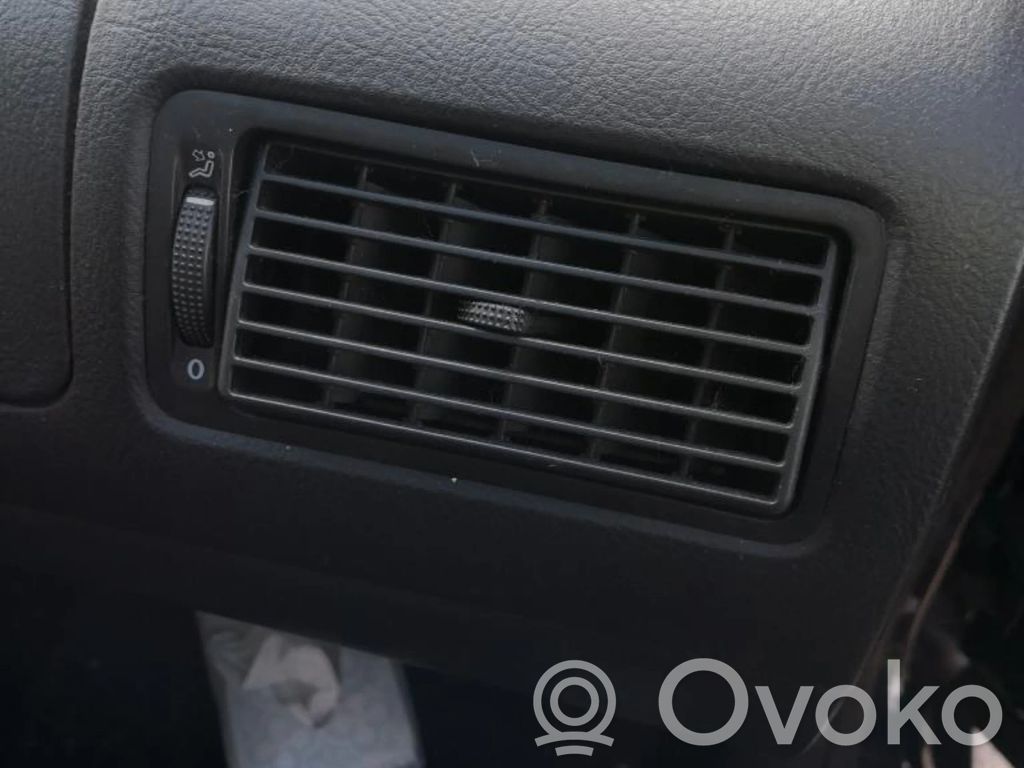 Volkswagen Golf V Centrinės oro grotelės 