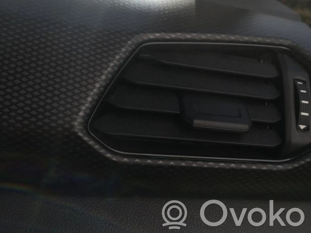 Volkswagen Cross Polo Centrinės oro grotelės 