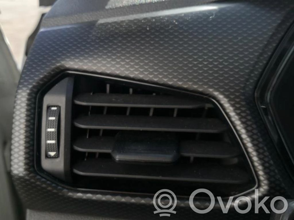 Volkswagen Cross Polo Centrinės oro grotelės 