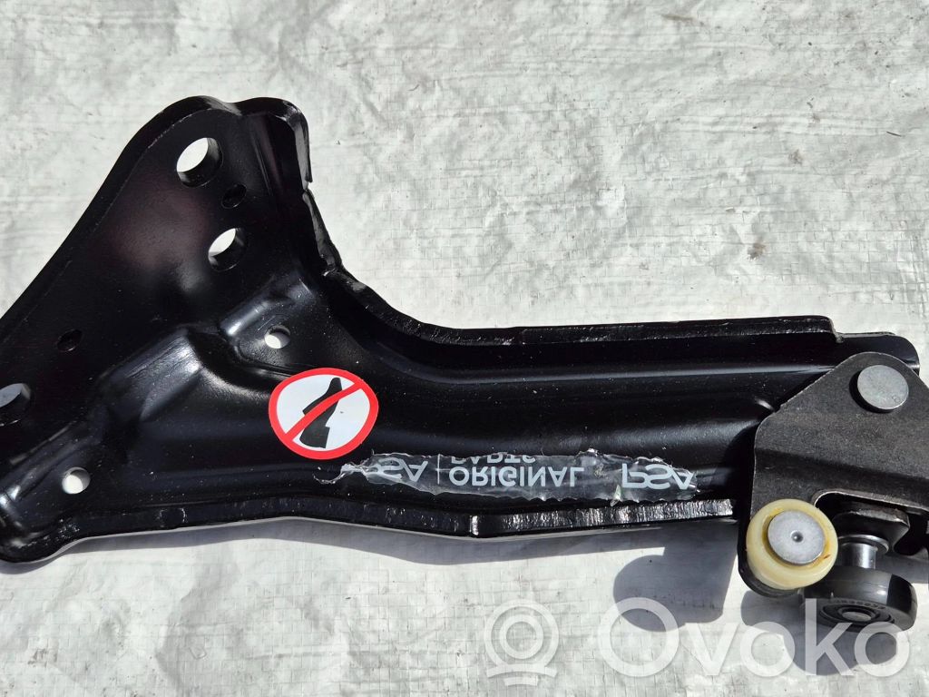 Sliding door lower roller guide/hinge   9847162380