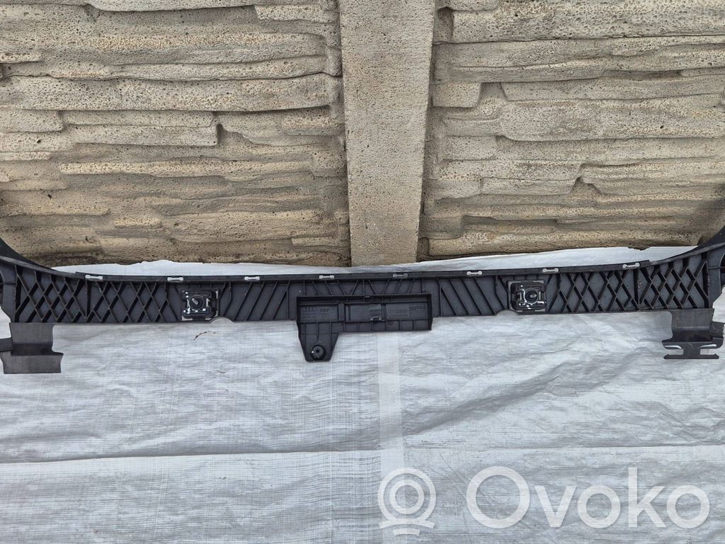 Audi Q3 F3 Soporte de montaje del parachoques trasero 