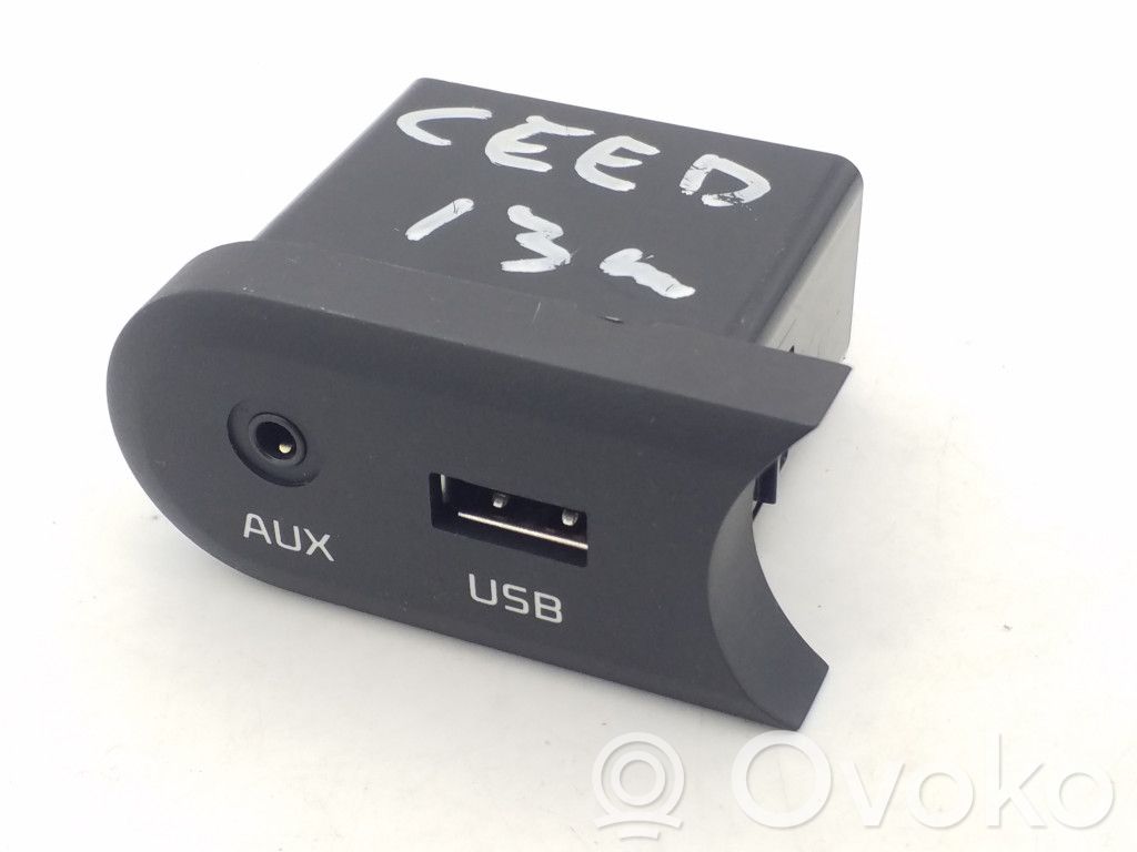 KIA Ceed USB socket connector 
