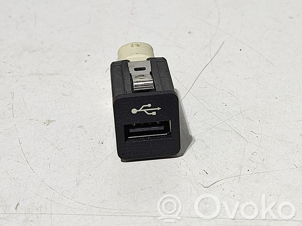 BMW 5 F10 F11 USB socket connector 
