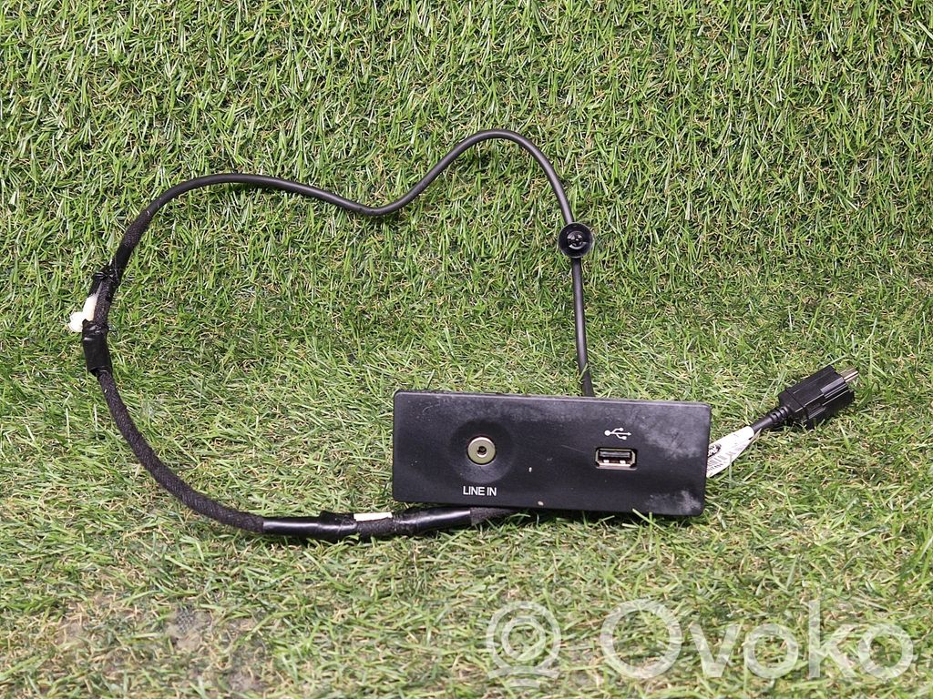 Ford Fusion II Enchufe conector entrada auxiliar 