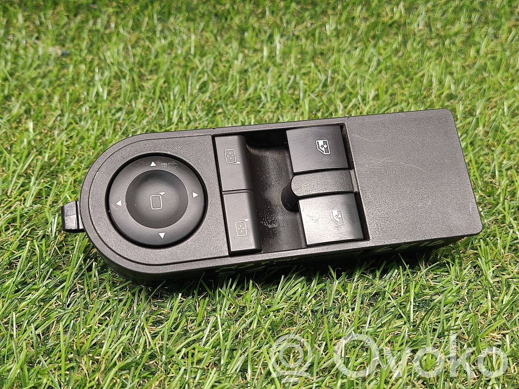 Opel Astra H Electric window control switch 