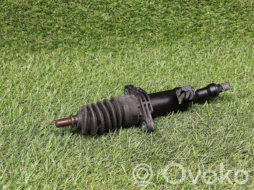Clutch master cylinder   6775872