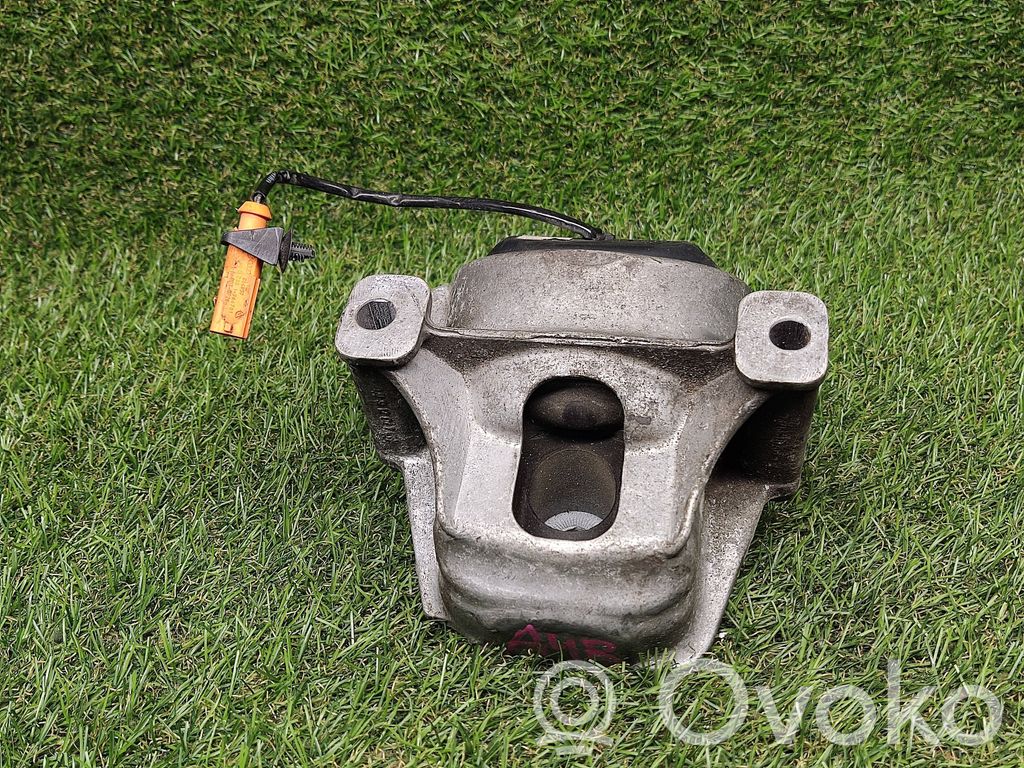 Engine mount bracket   8R0199381