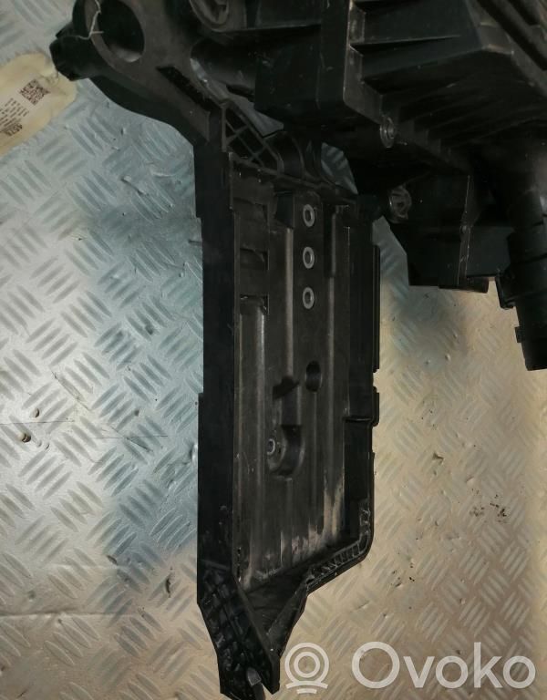 Volkswagen PASSAT B8 Vassoio scatola della batteria 