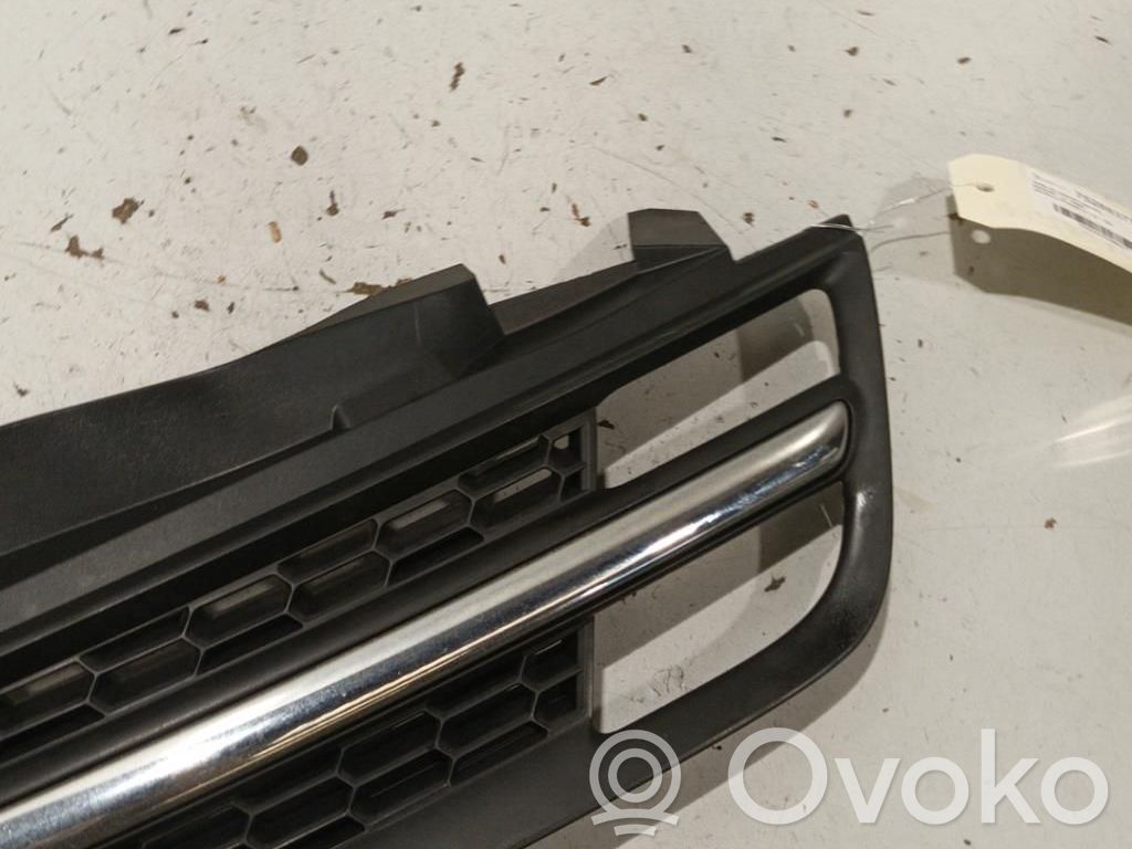 Nissan Micra Etupuskurin ylempi jäähdytinsäleikkö 