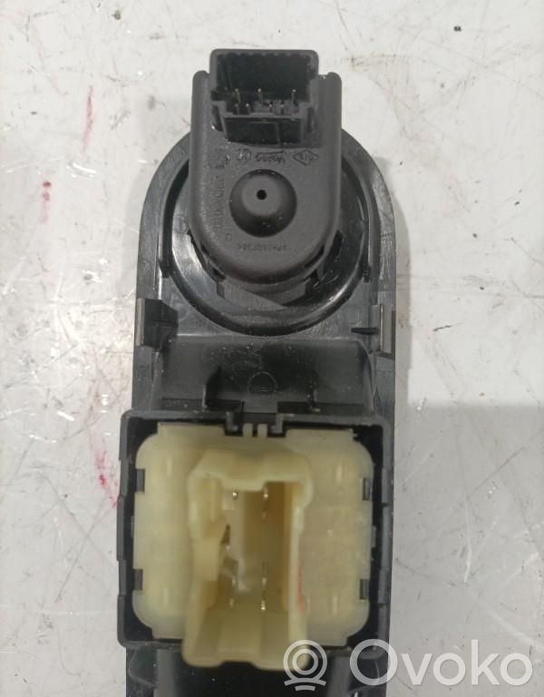 Renault Twingo III Electric window control switch 