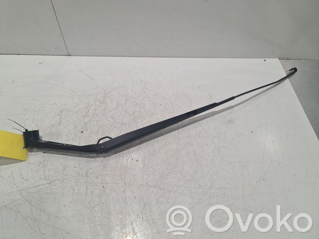 Nissan Note (E12) Front wiper blade arm 