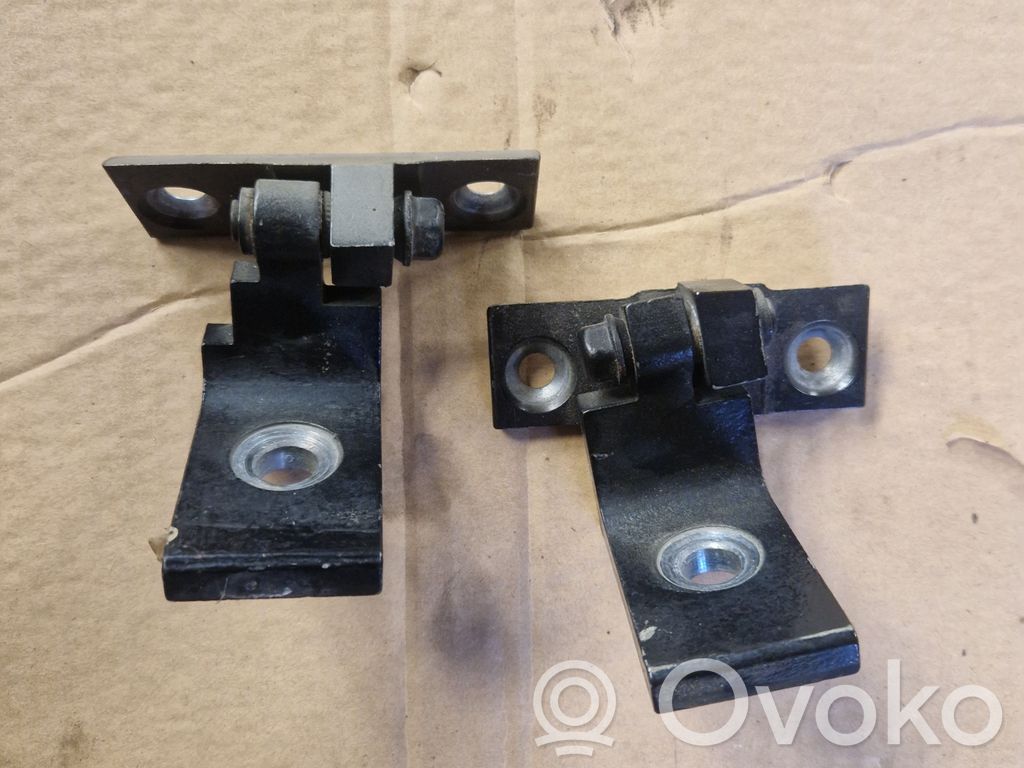Front door hinge set   7068074,7068078