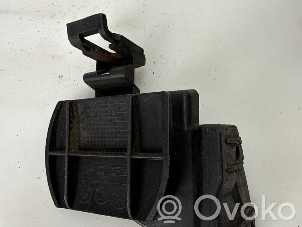 Rear bumper mounting bracket   8195321,M229449