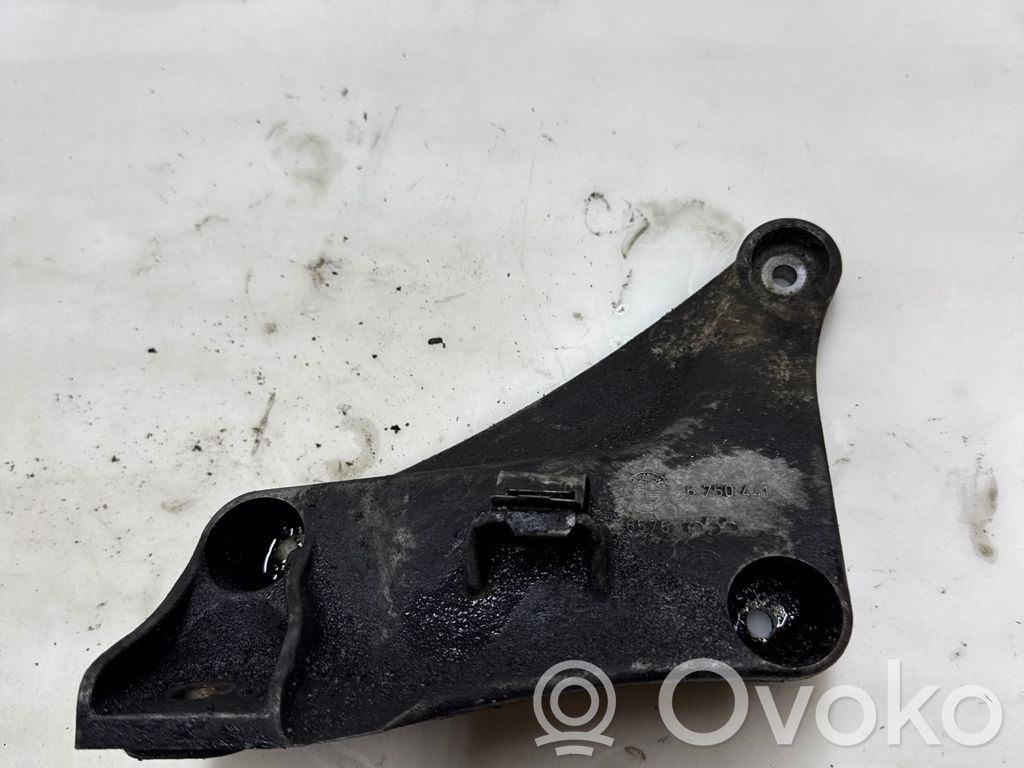 Engine mounting bracket   6750441