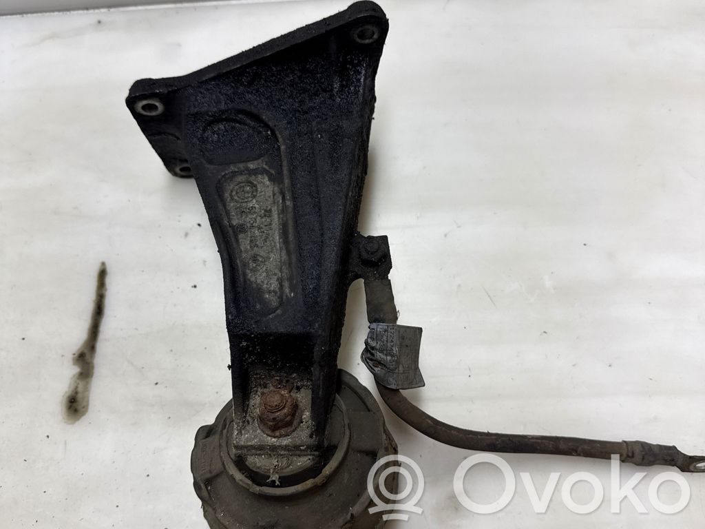 Engine mounting bracket   6754185,2211