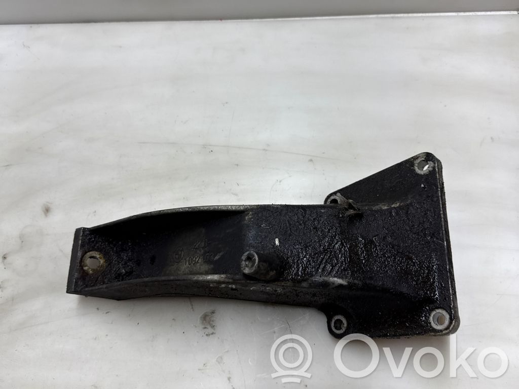 BMW 5 E39 Engine mounting bracket 