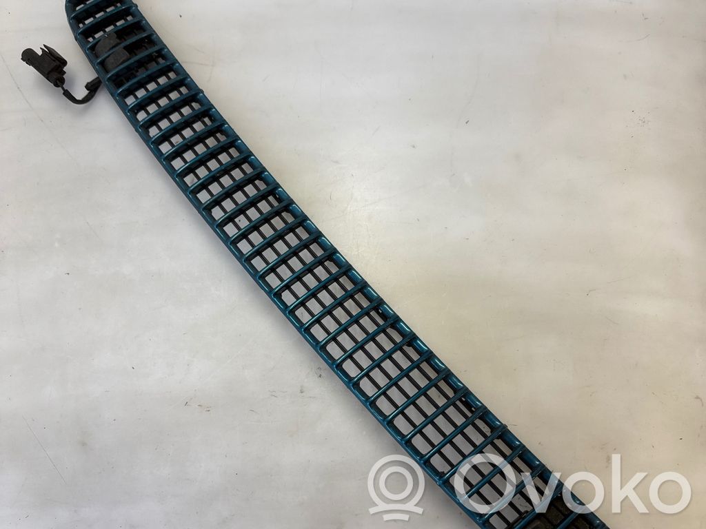 Grille calandre de capot   8208484