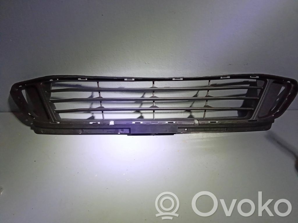BMW 2 F46 Front bumper lower grill 