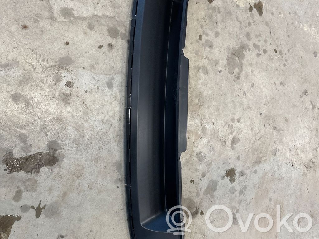 Volkswagen PASSAT B7 Moldura inferior del parachoques trasero 