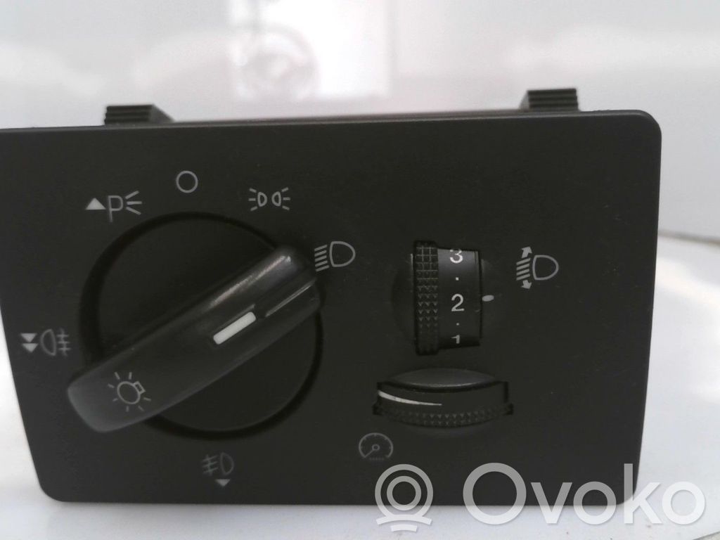 Light switch   1471862