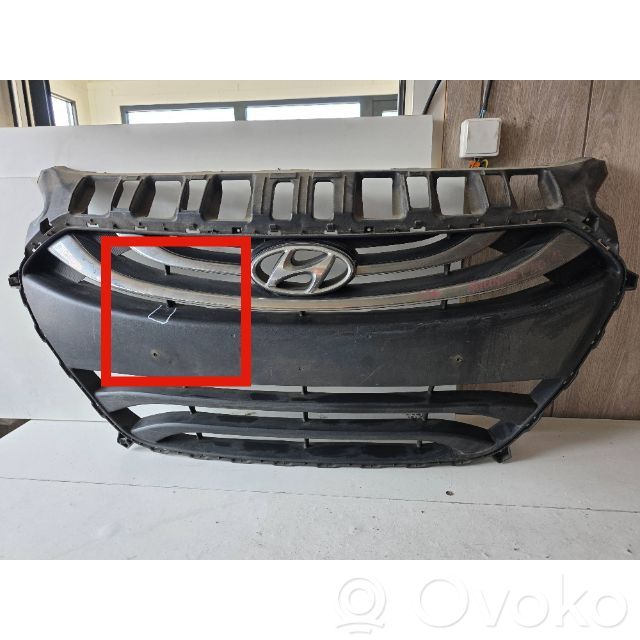 Hyundai i30 Etupuskurin ylempi jäähdytinsäleikkö 