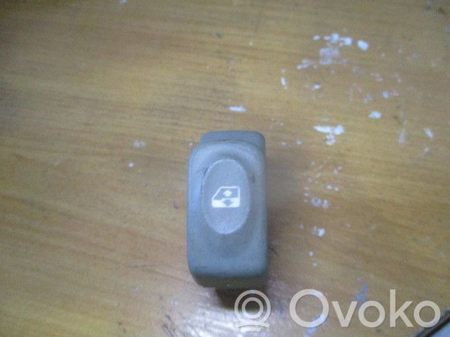 Renault Twingo I Electric window control switch 