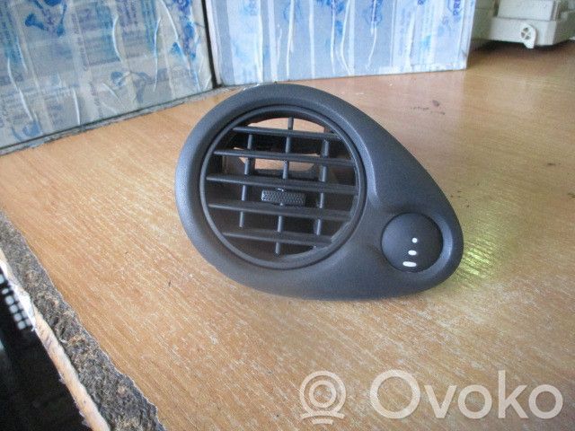 Renault Clio III Dysze / Kratki środkowego nawiewu deski rozdzielczej 