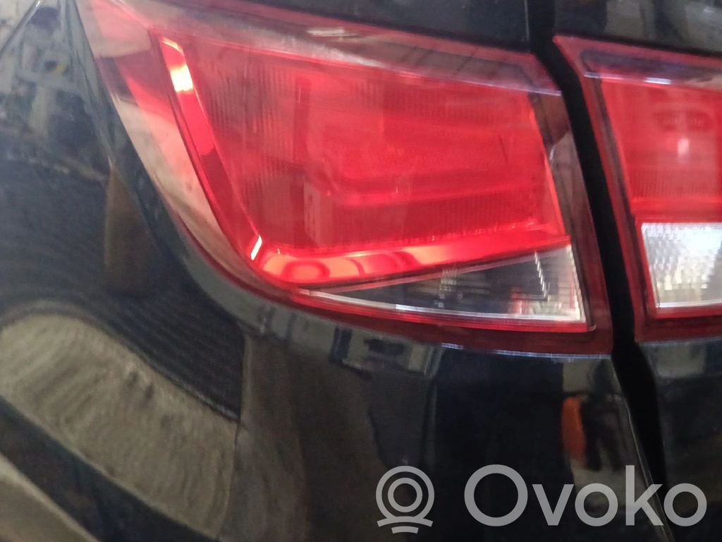 Tailgate rear/tail lights